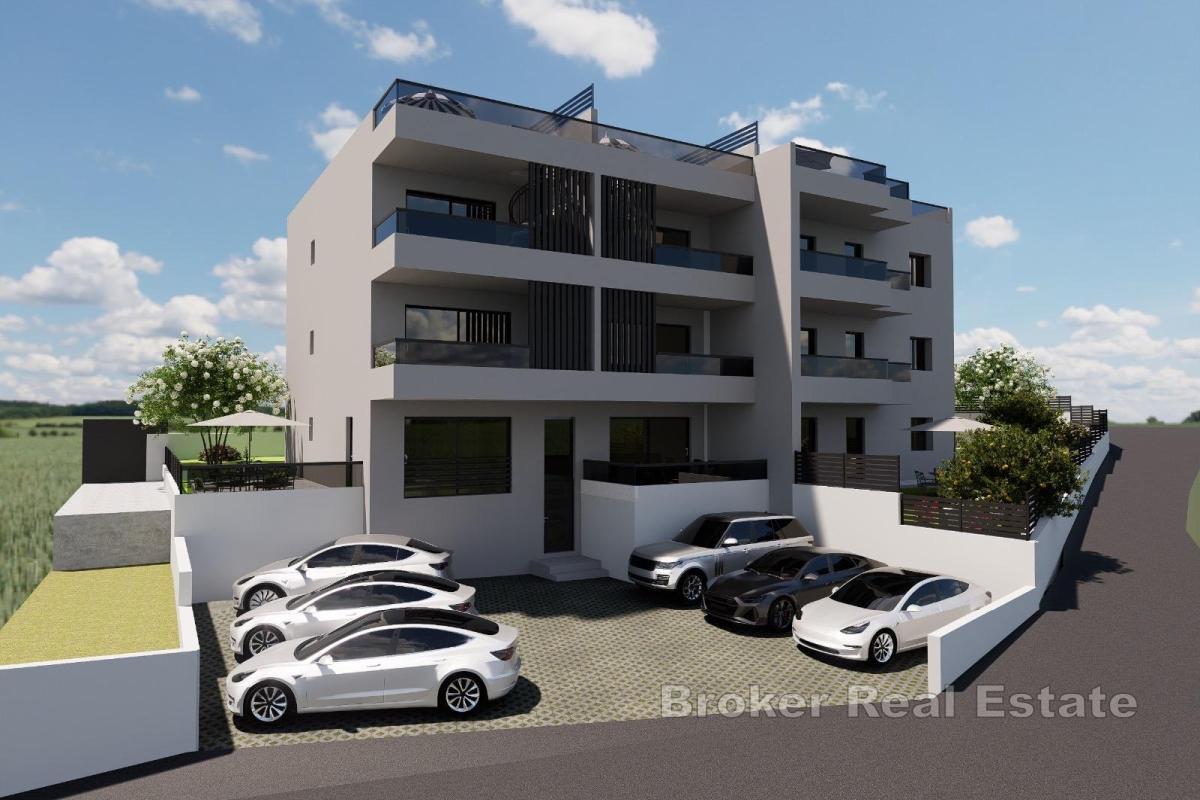 Toroms leilighet med hage og parkeringsplass