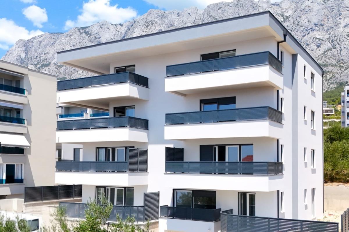 Appartamento con due camere da letto in un nuovo edificio con giardino