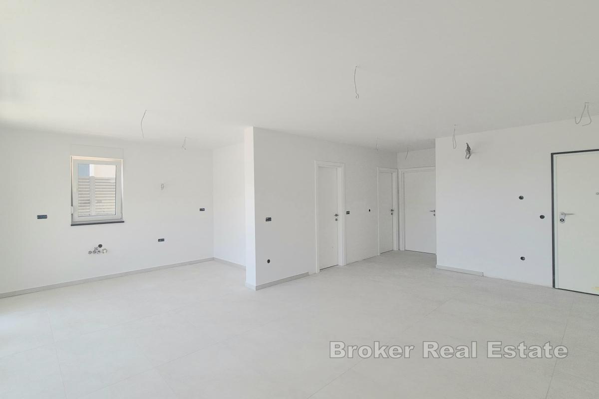 Appartamento con due camere da letto in un nuovo edificio con giardino