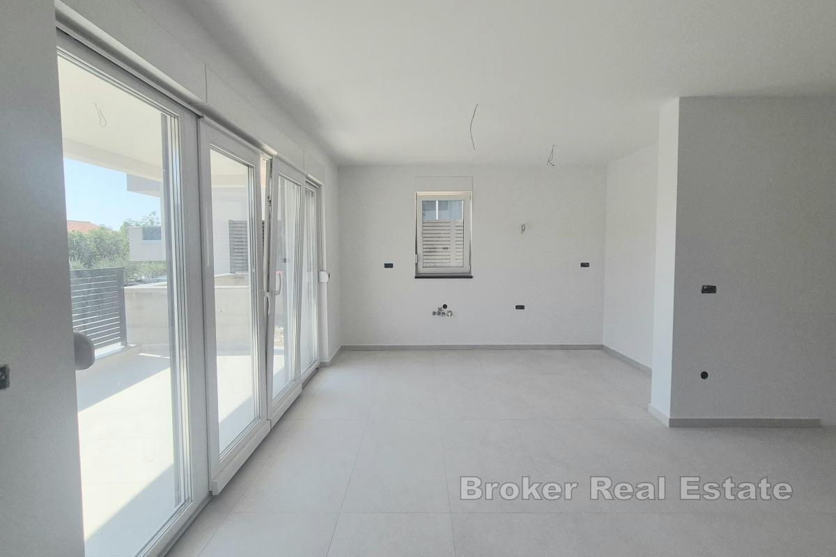 Appartamento con due camere da letto in un nuovo edificio con giardino