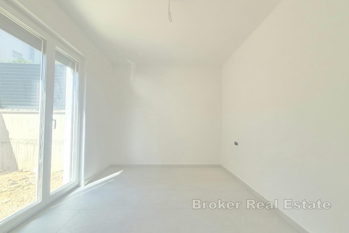 Appartamento con due camere da letto in un nuovo edificio con giardino