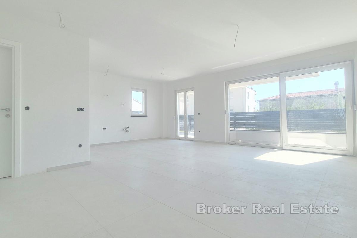 Appartamento con due camere da letto in un nuovo edificio con giardino