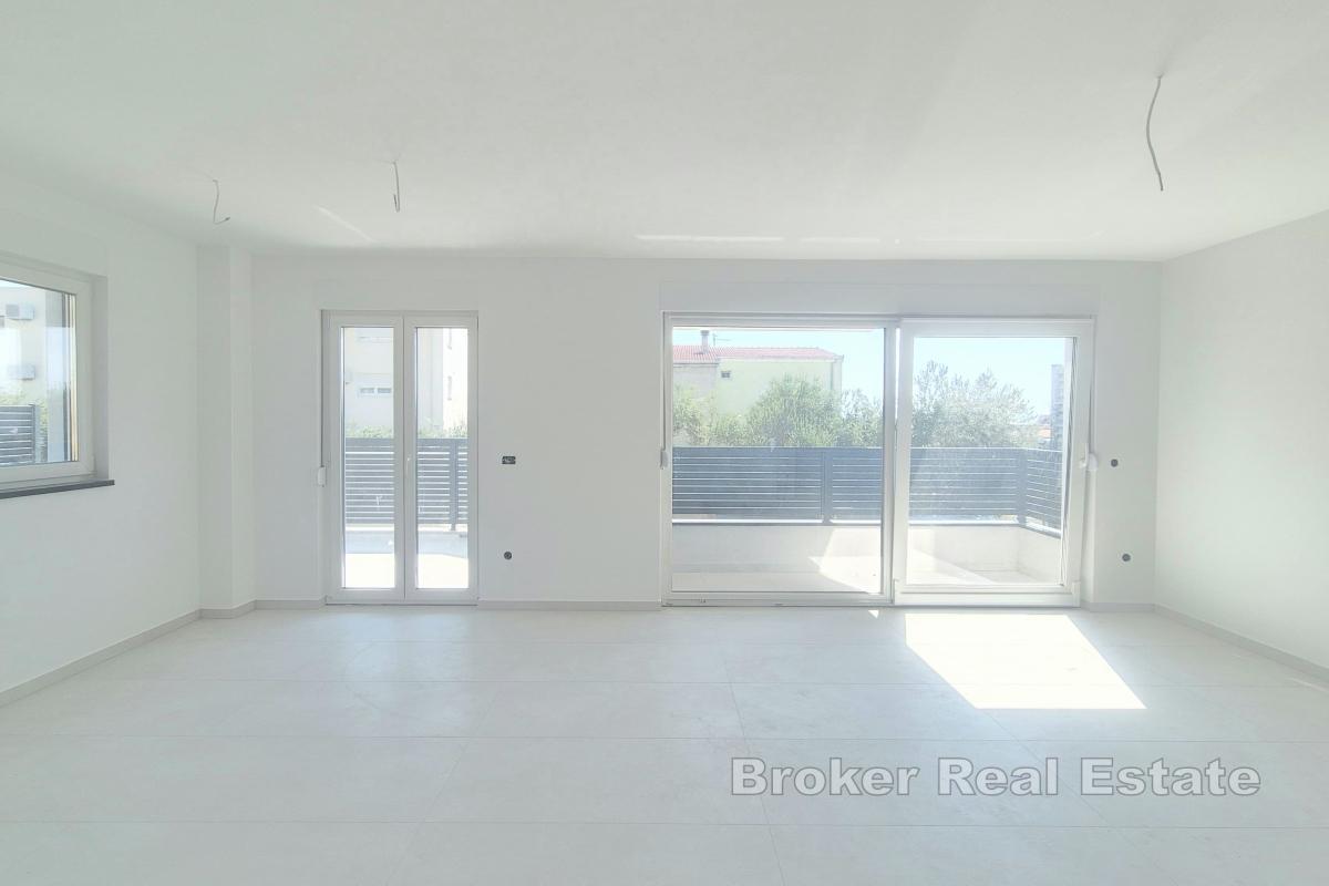 Appartamento con due camere da letto in un nuovo edificio con giardino