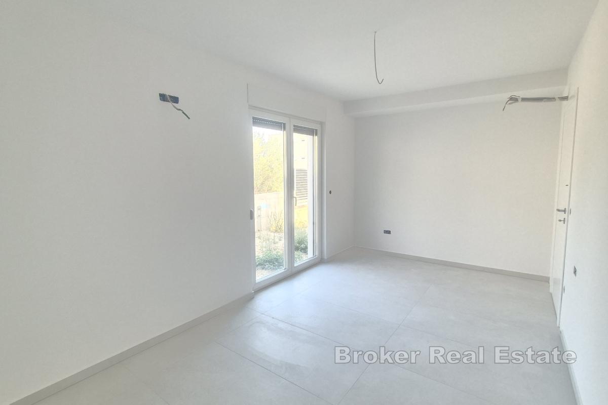 Appartamento con due camere da letto in un nuovo edificio con giardino