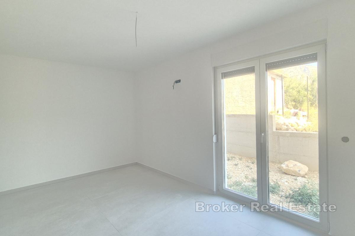 Appartamento con due camere da letto in un nuovo edificio con giardino