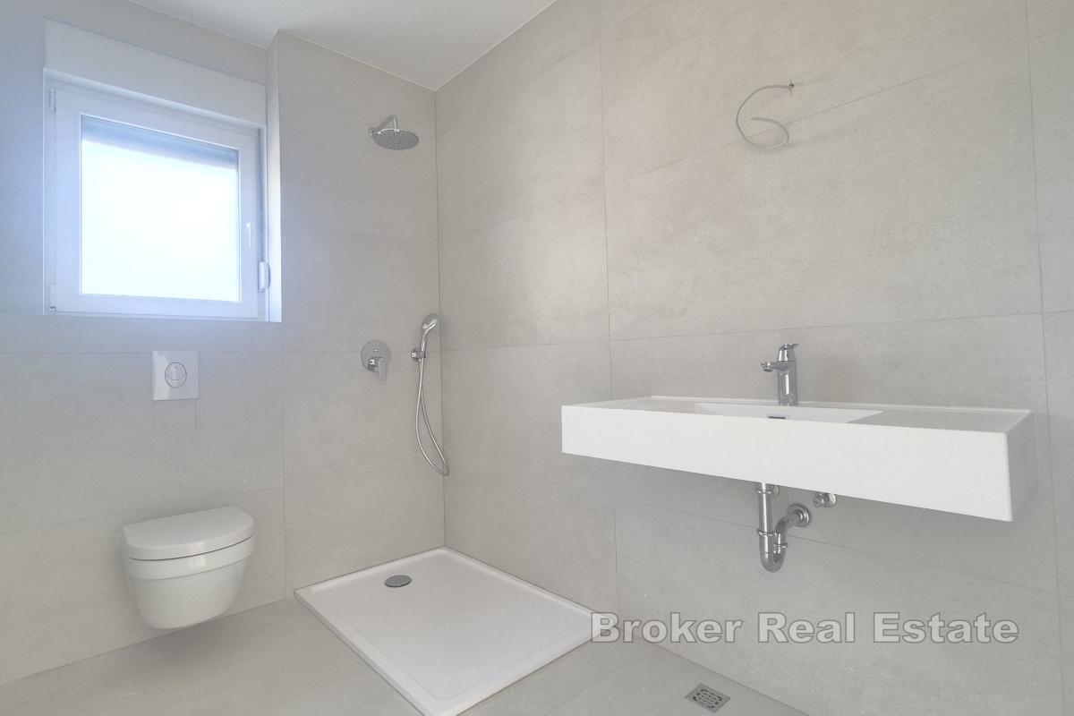 Appartamento con due camere da letto in un nuovo edificio con giardino