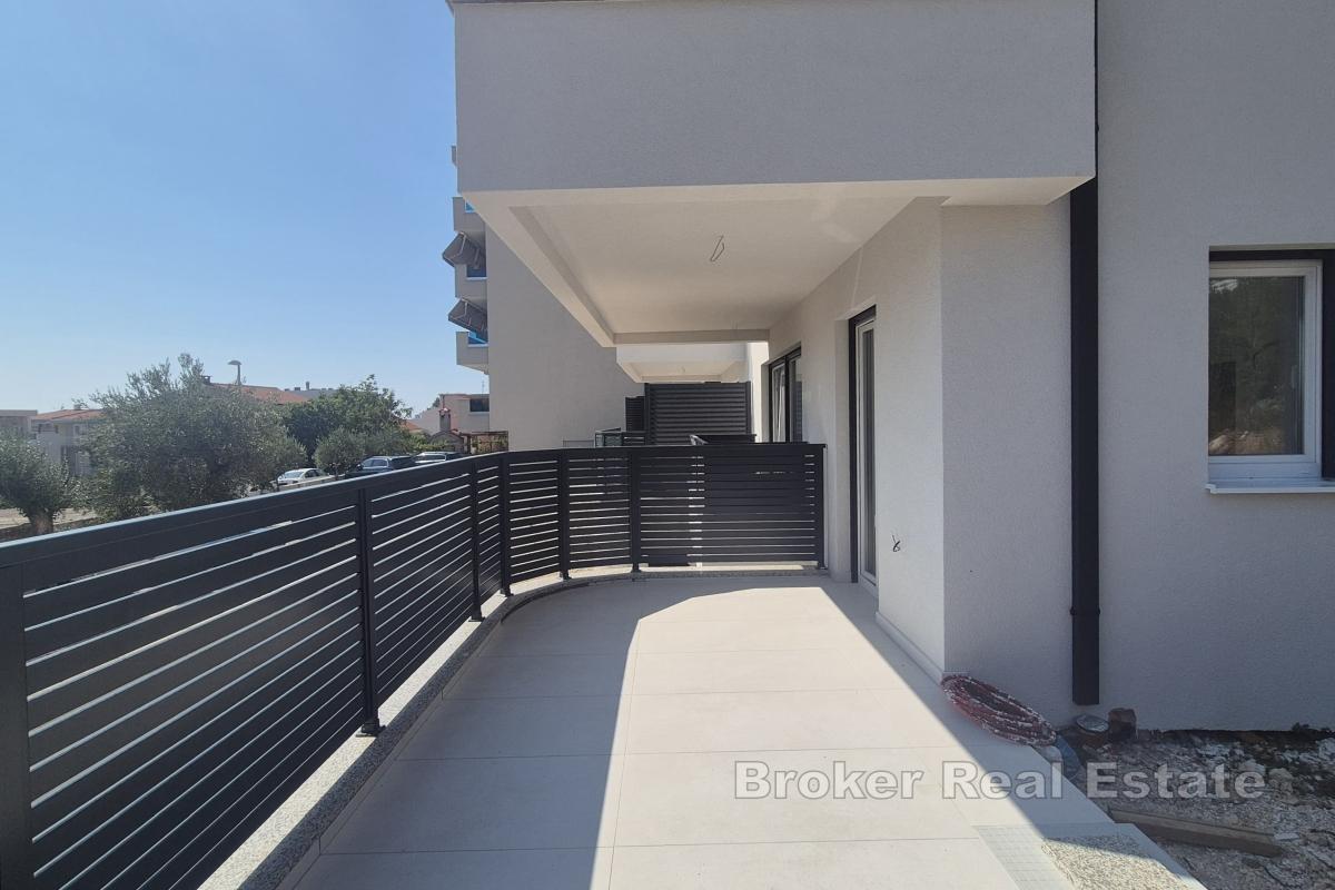 Appartamento con due camere da letto in un nuovo edificio con giardino