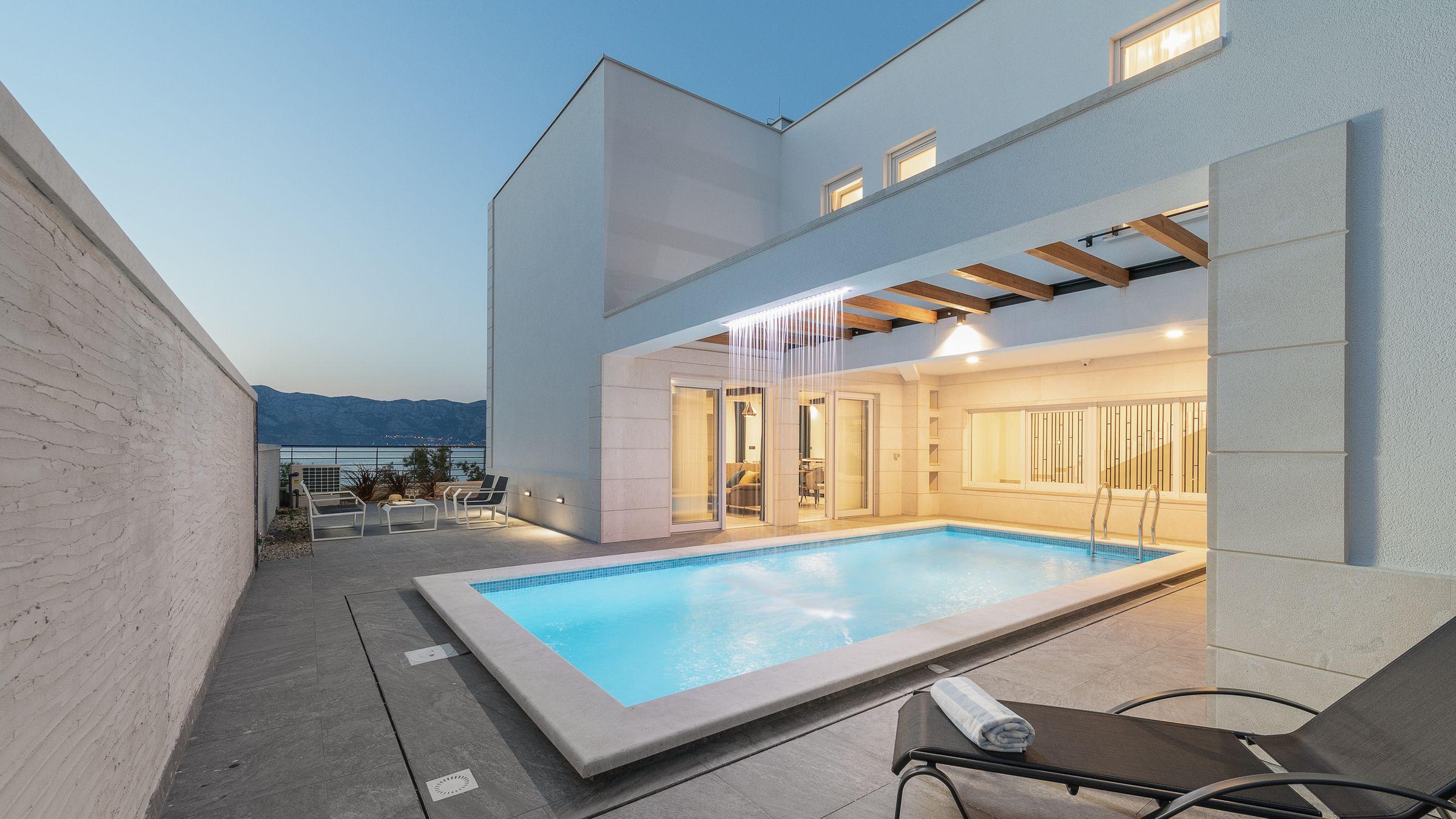 01-2048-01-Island-Brac-Luxurious-secluded-villa-in-the-first-row-to-the-sea-for-sale