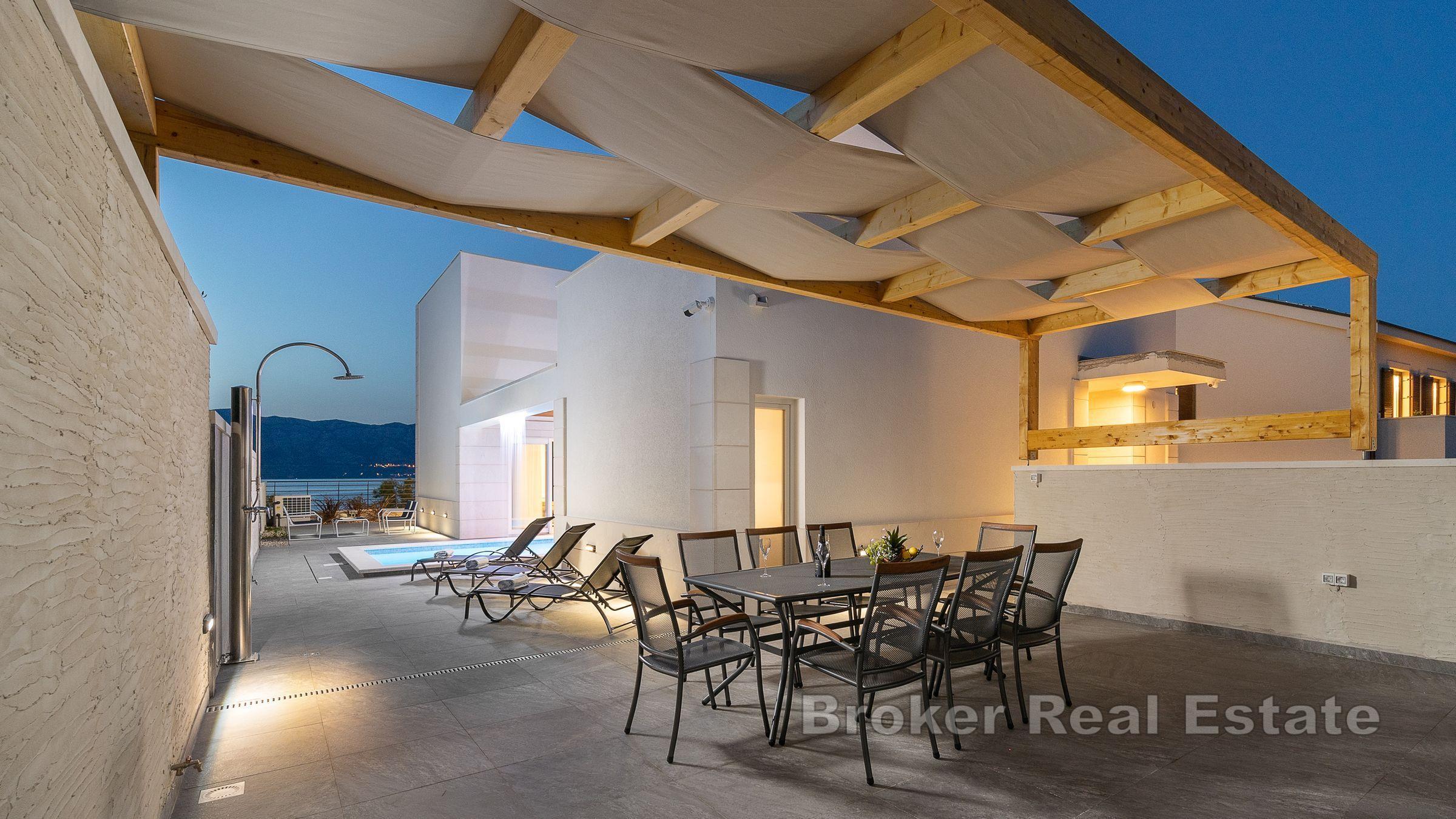 Attraktiv usjenert villa med utsikt over havet