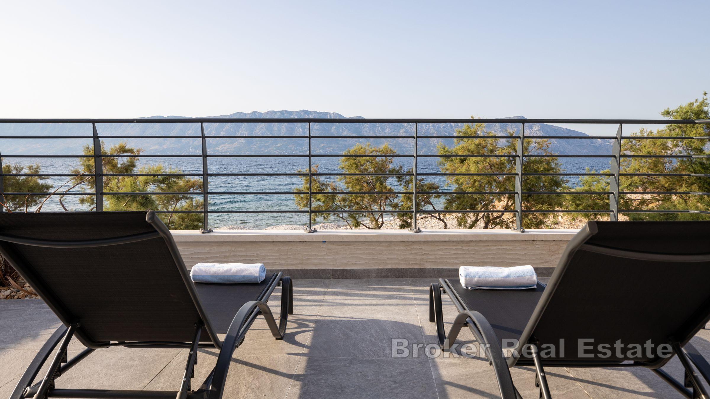 Attraktiv usjenert villa med utsikt over havet