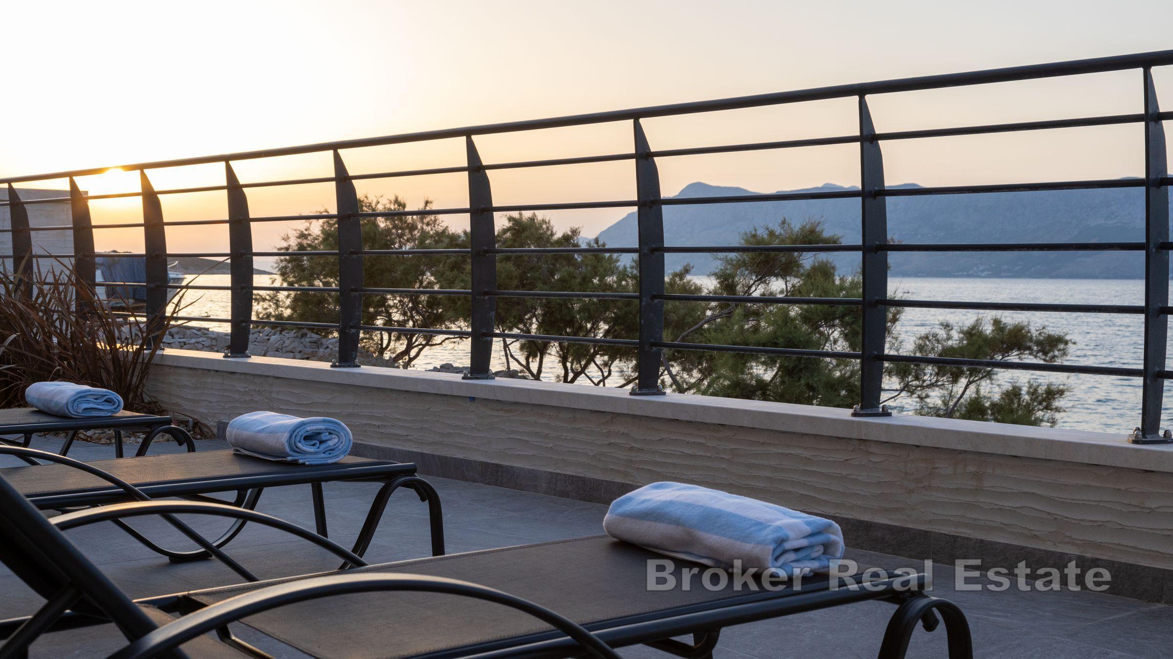 Attraktiv usjenert villa med utsikt over havet