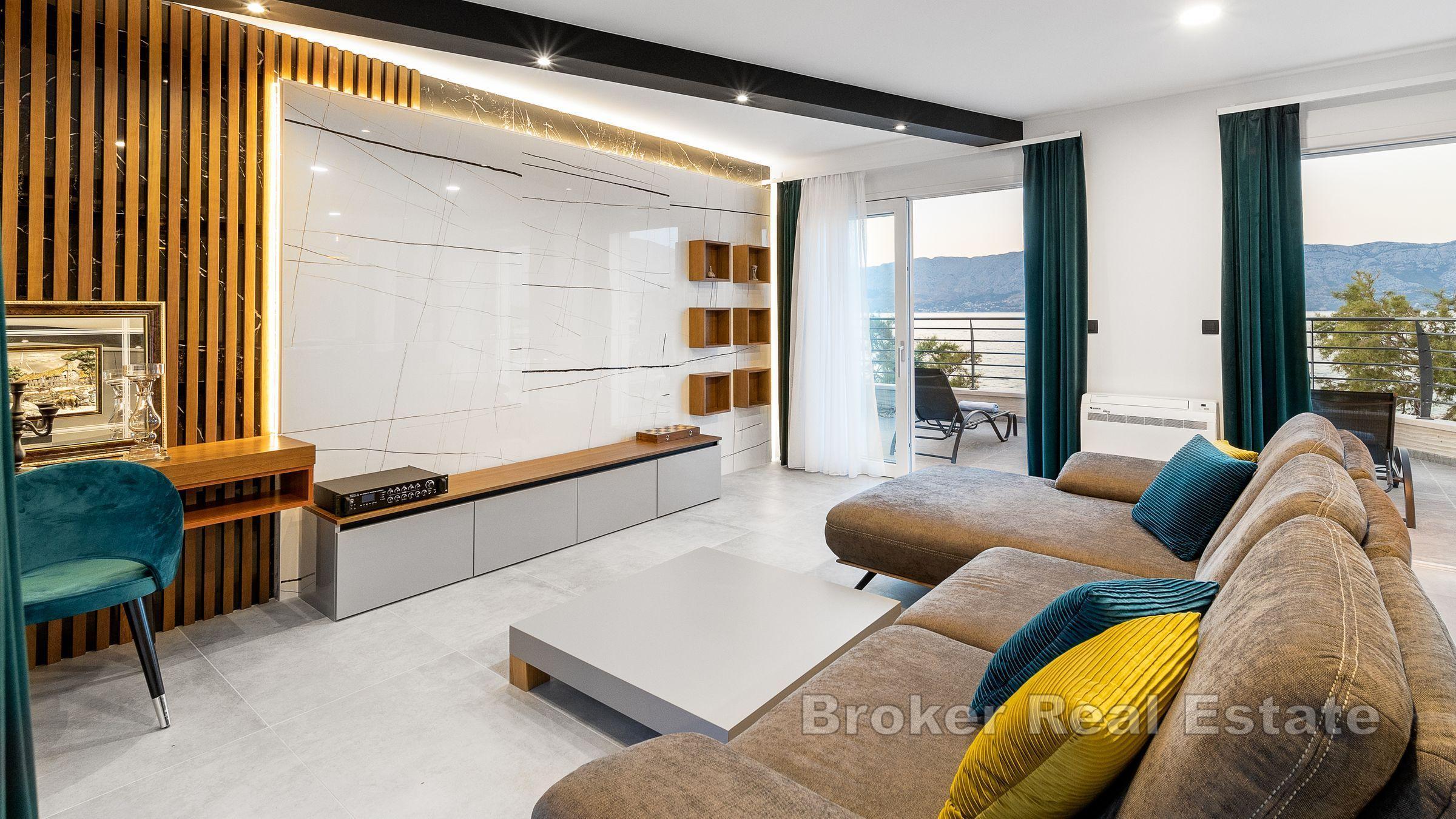 Attraktiv usjenert villa med utsikt over havet