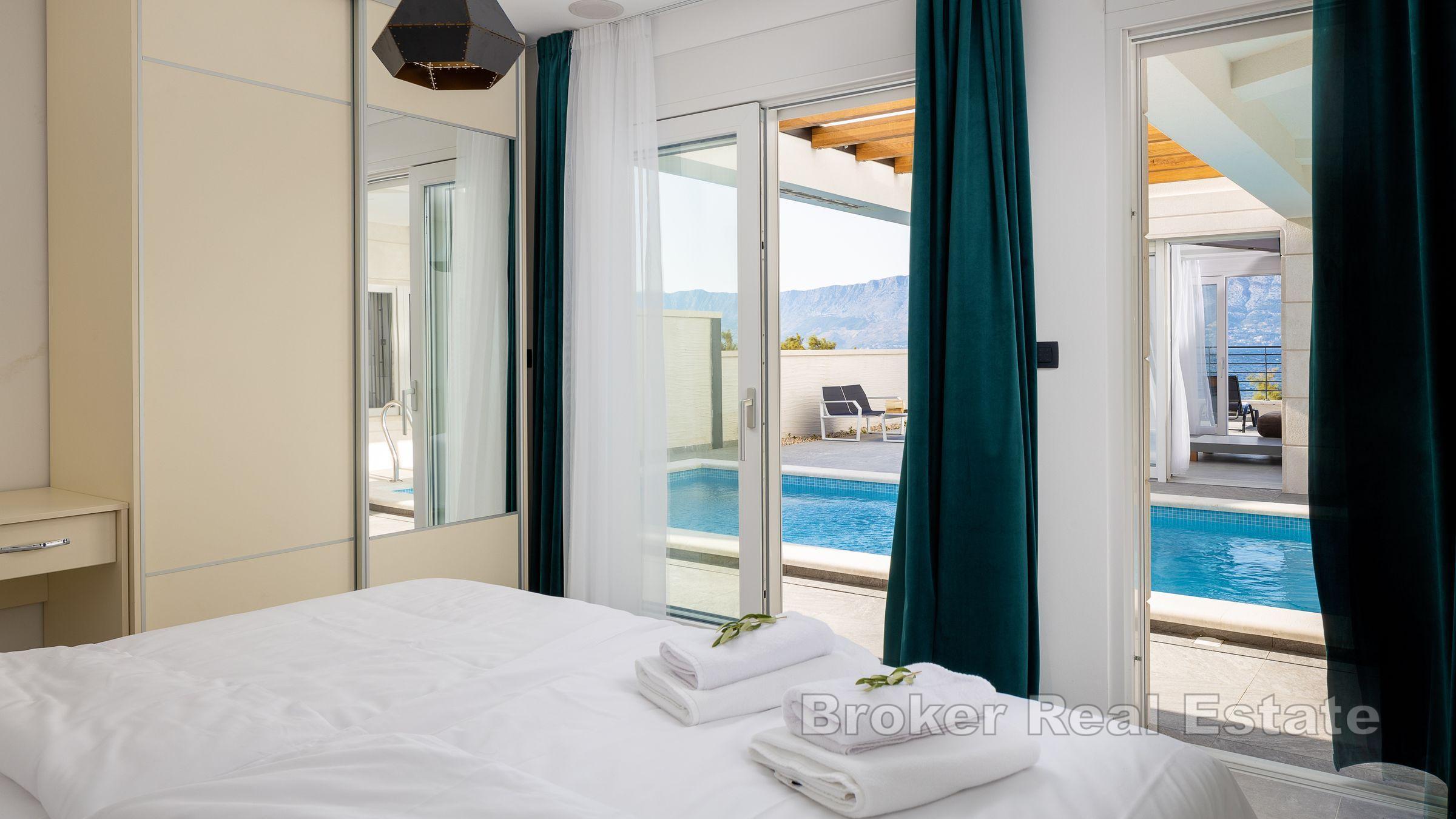 Attraktiv usjenert villa med utsikt over havet