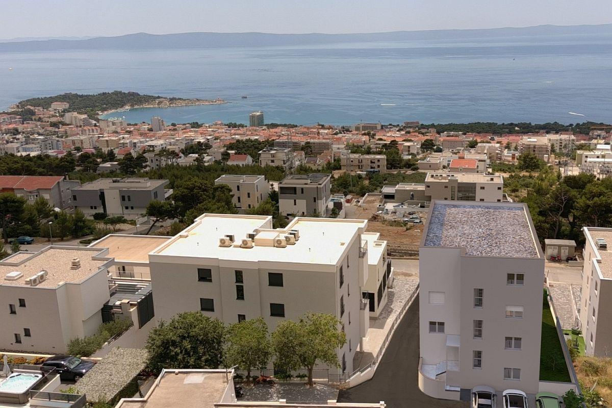 Nowoczesne apartamenty w nowym budynku z widokiem na wybrzeże Morza Śródziemnego