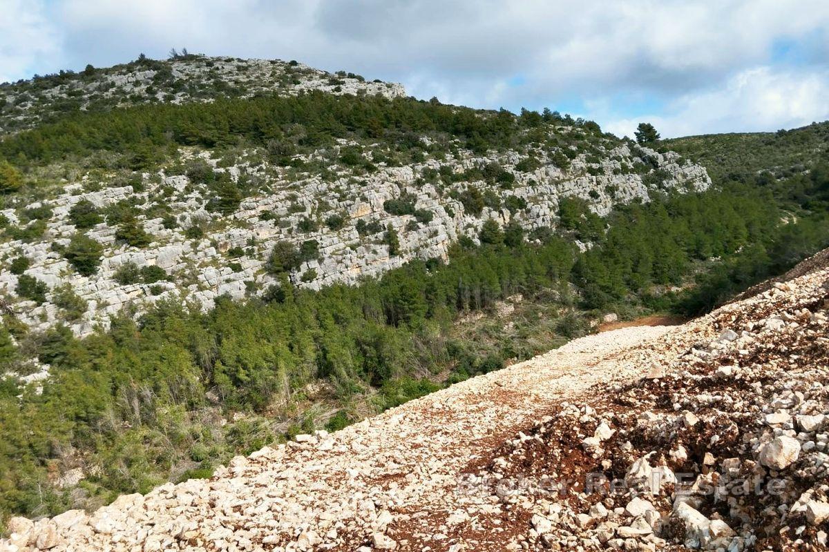 Romslig land nær sjøen