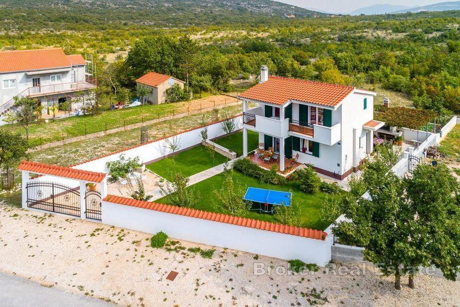 Casa isolata unica circondata da una splendida vegetazione