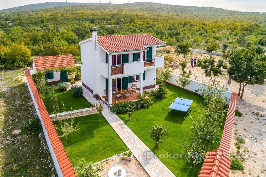 Casa isolata unica circondata da una splendida vegetazione