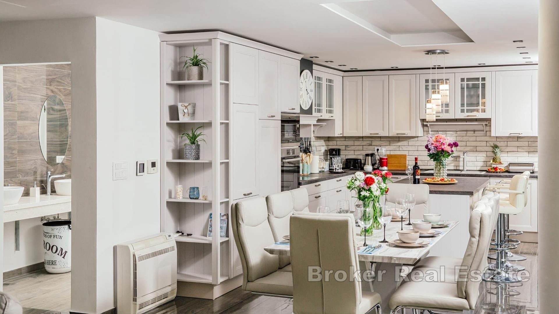 Nowoczesna willa z widokiem na wybrzeże Morza Śródziemnego