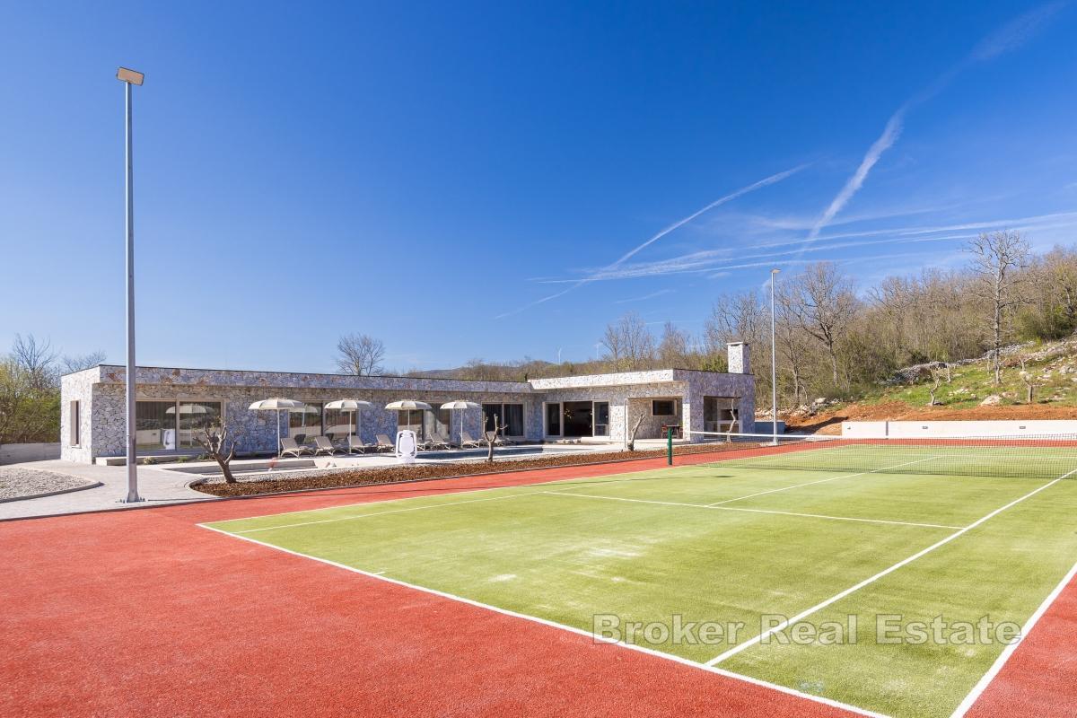 Attraktiv villa med svømmebasseng og tennisbane nær Split