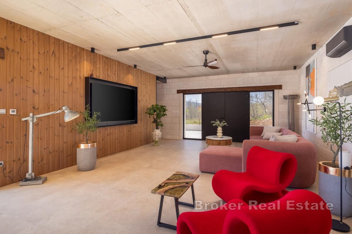 Attraktiv villa med svømmebasseng og tennisbane nær Split