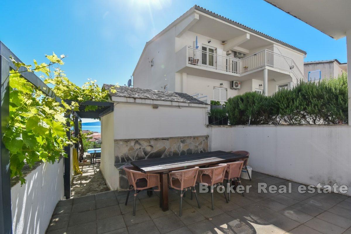 Makarska - Moderný komerčný apartmánový dom v blízkosti pobrežia Stredozemného mora