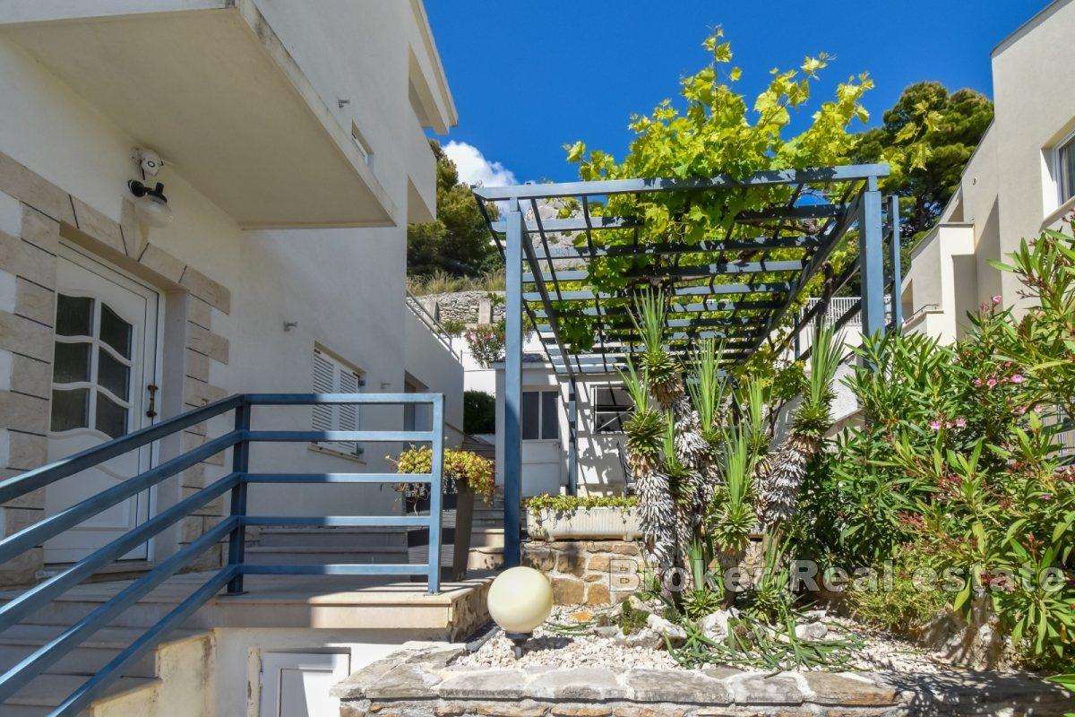Makarska - Moderný komerčný apartmánový dom v blízkosti pobrežia Stredozemného mora