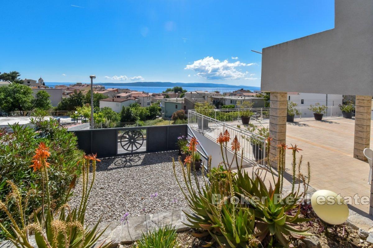 Makarska - Moderný komerčný apartmánový dom v blízkosti pobrežia Stredozemného mora