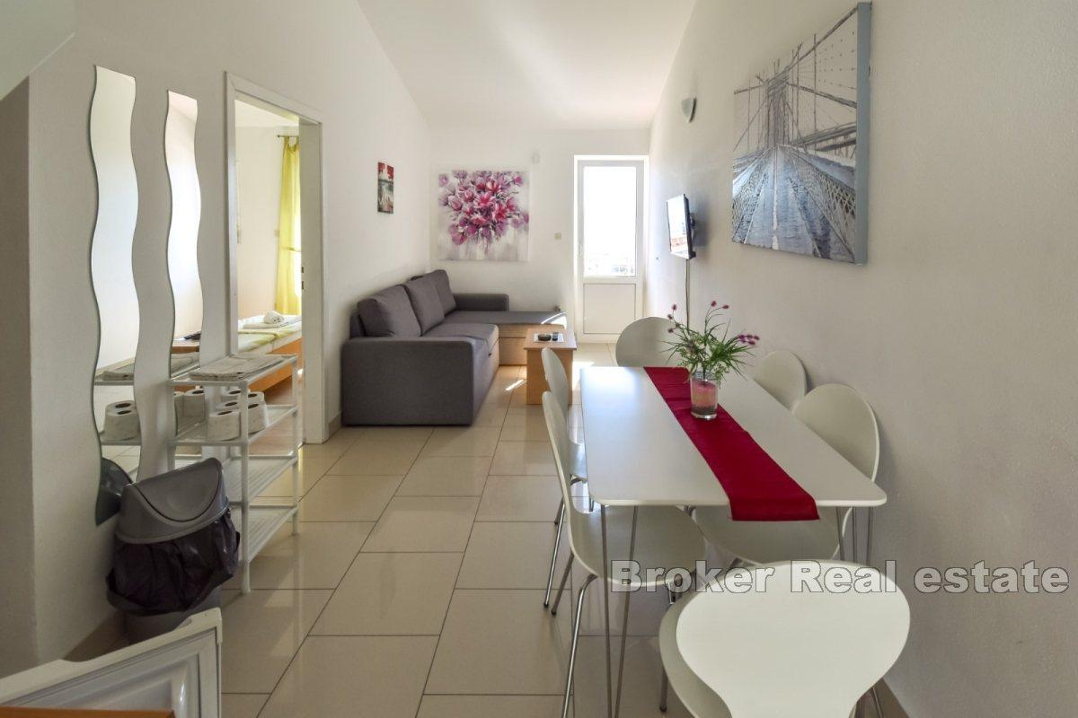 Makarska - Moderný komerčný apartmánový dom v blízkosti pobrežia Stredozemného mora
