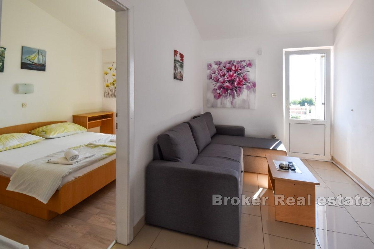 Makarska - Moderný komerčný apartmánový dom v blízkosti pobrežia Stredozemného mora