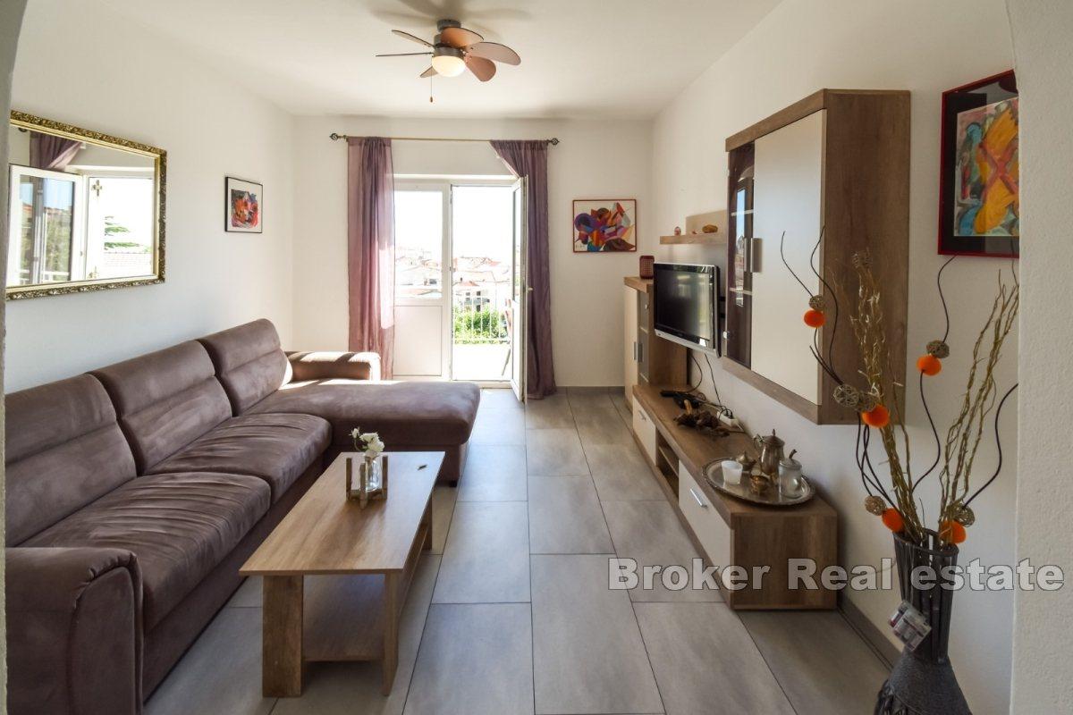 Modernt kommersiellt lägenhetshus nära Medelhavskusten