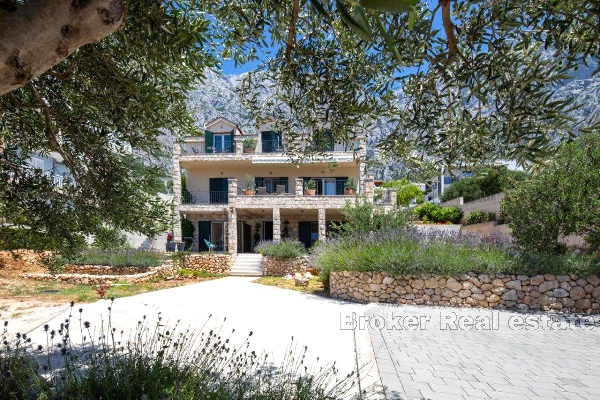 Idyllic apartment house with open sea view