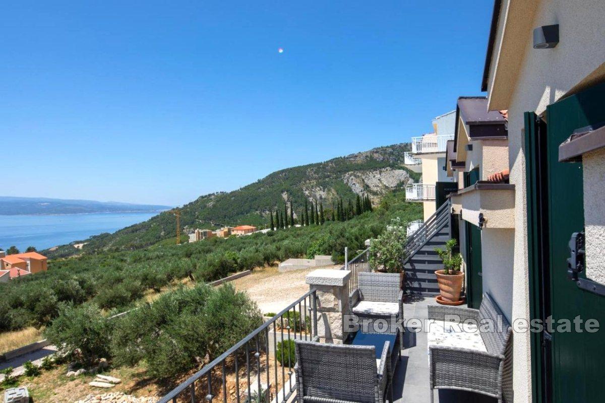 Idyllic apartment house with open sea view