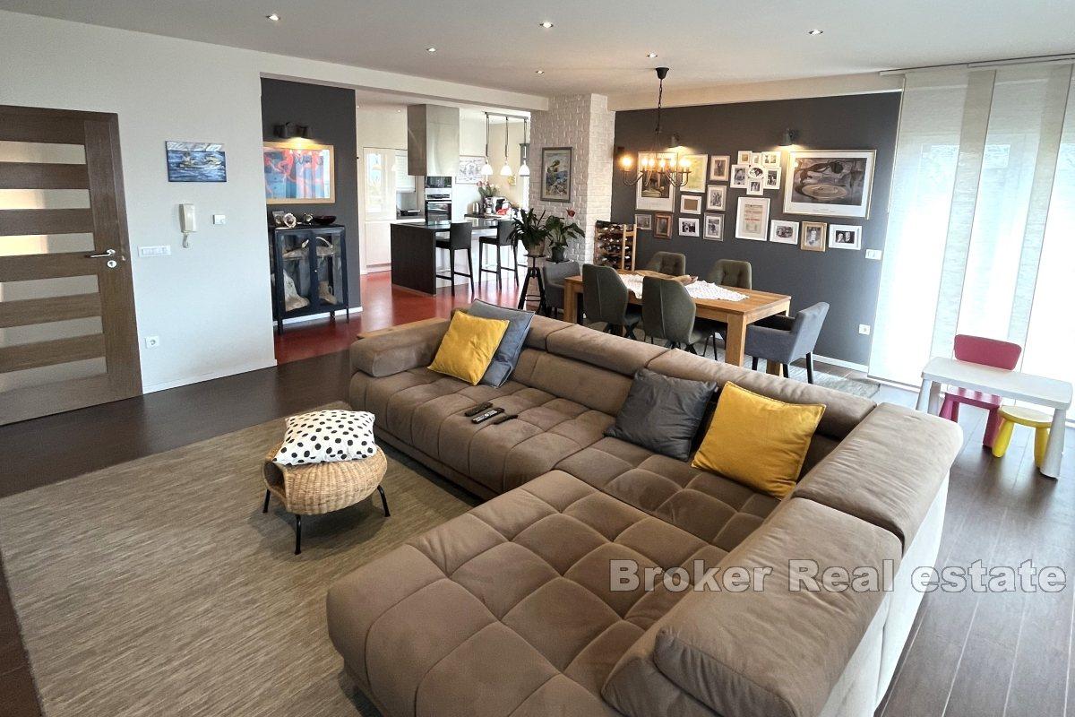 Idyllic apartment house with open sea view