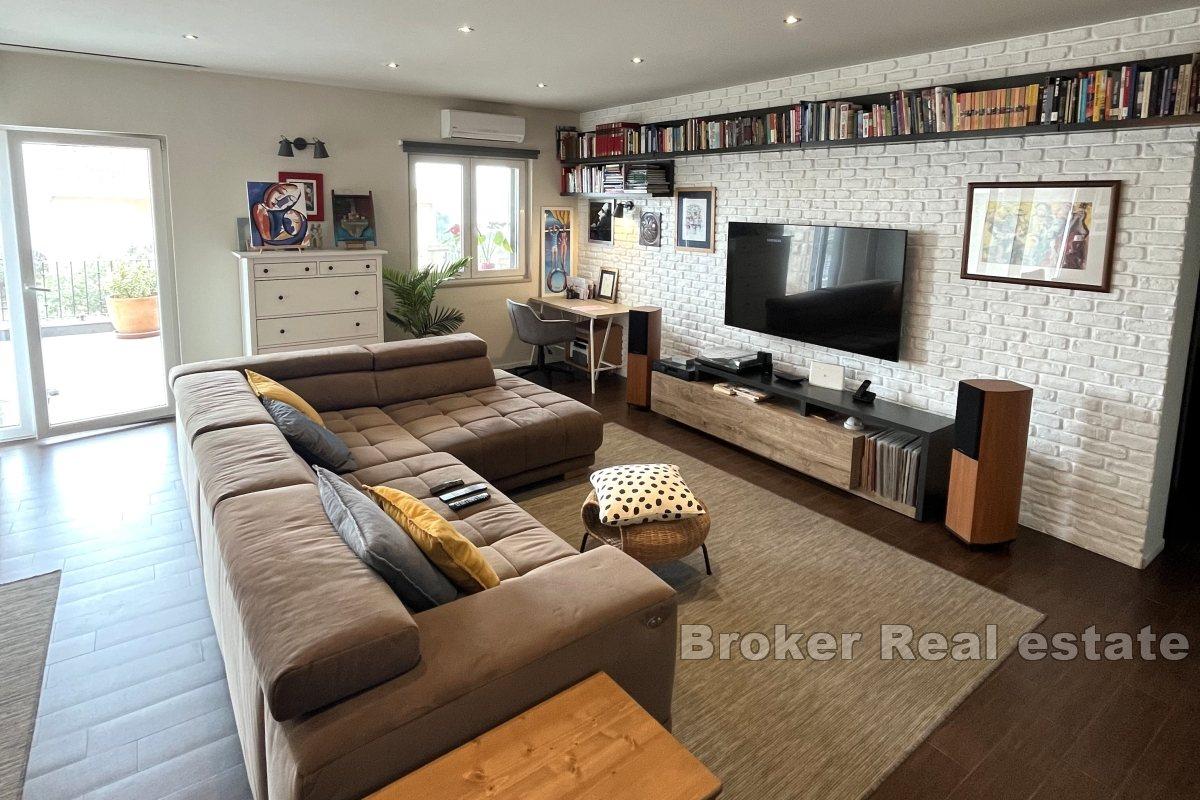 Idyllic apartment house with open sea view