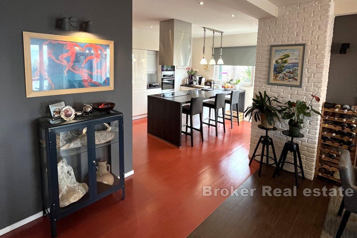 Idyllic apartment house with open sea view