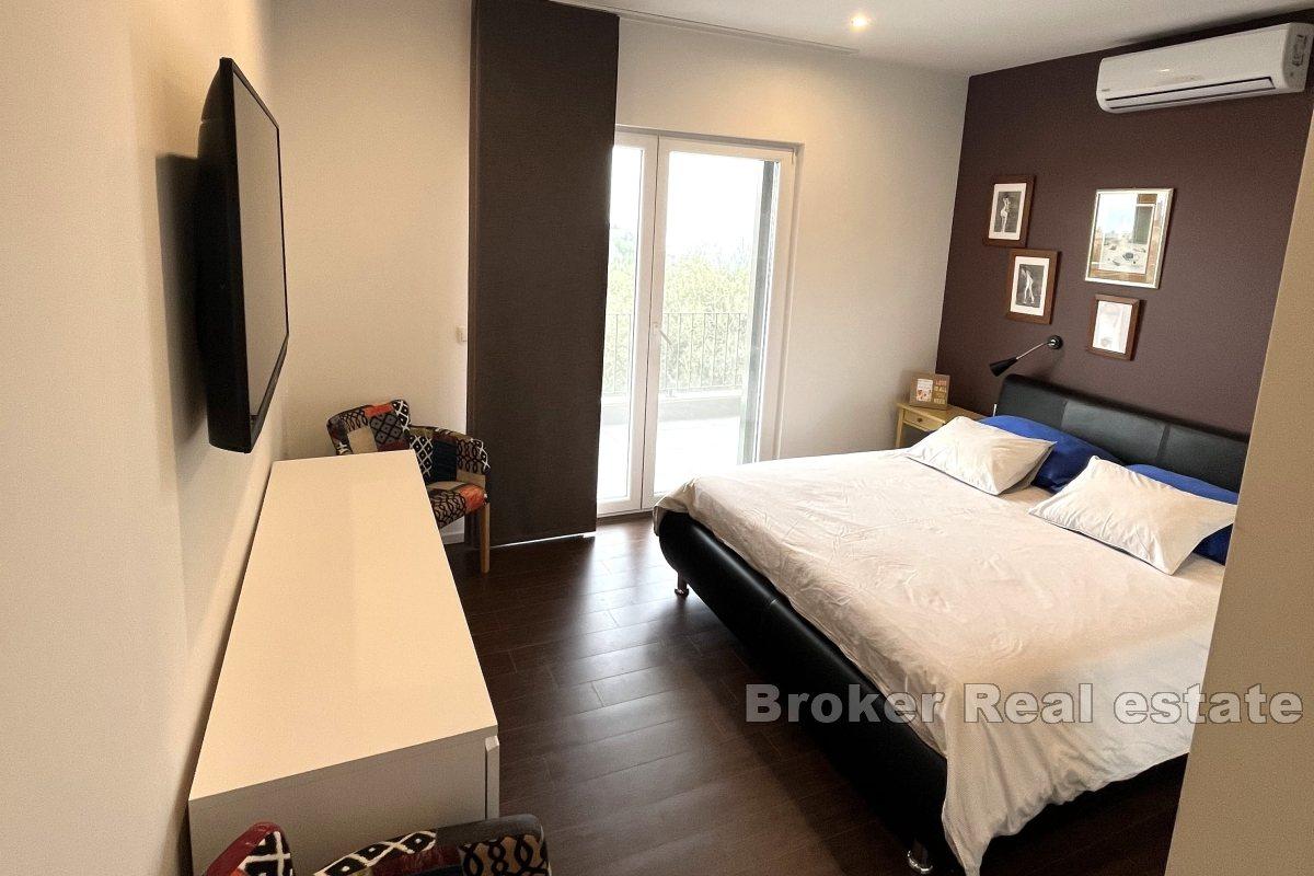 Idyllic apartment house with open sea view