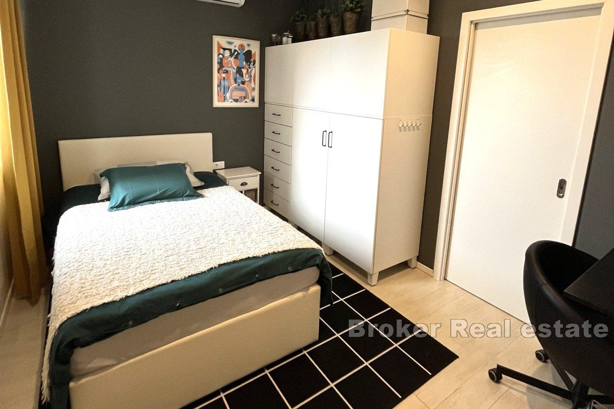 Idyllic apartment house with open sea view