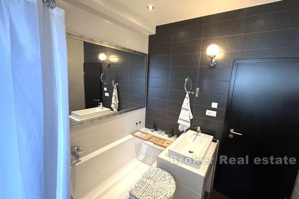 Idyllic apartment house with open sea view