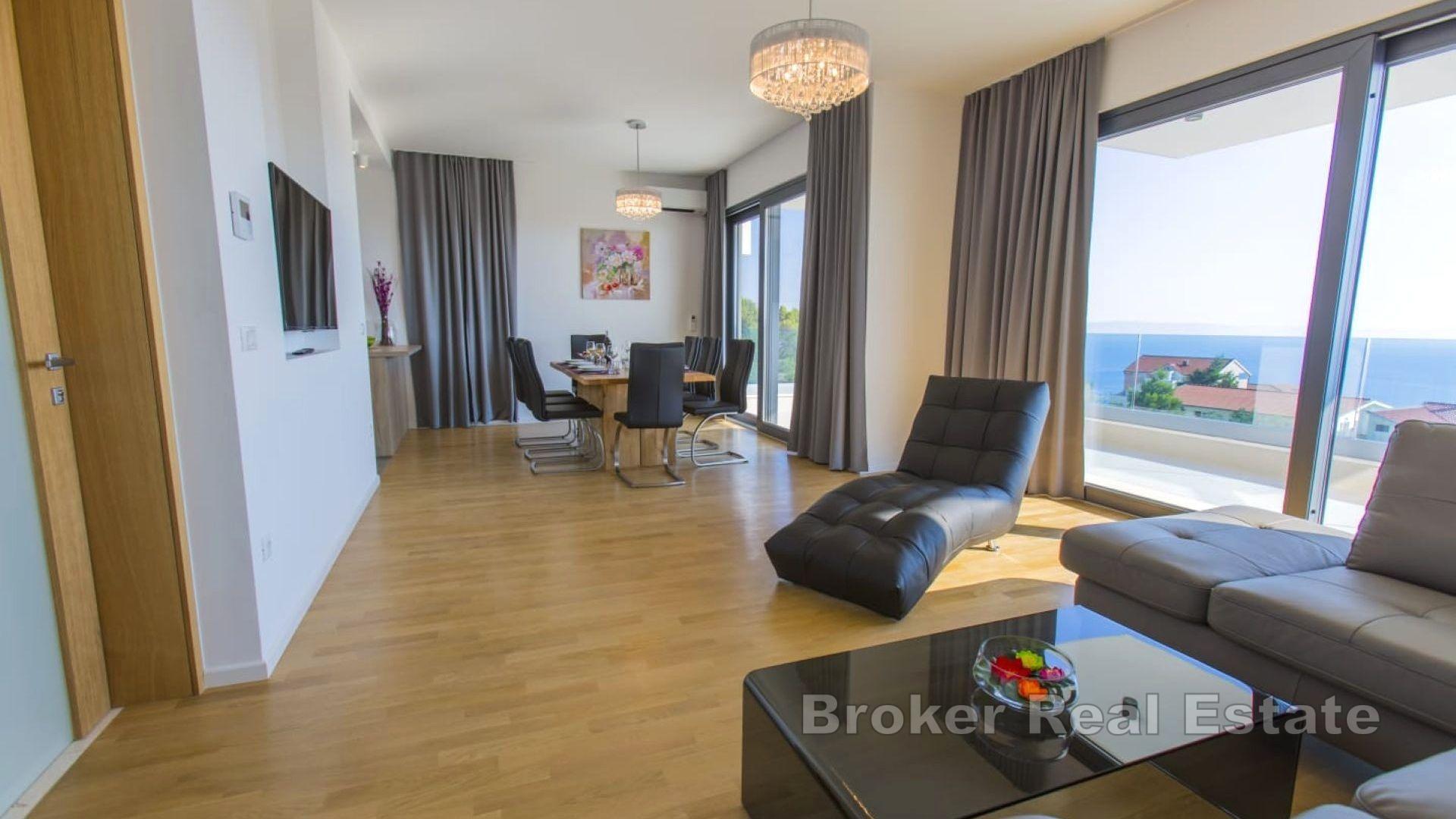 Attraktiv ferievilla med panoramautsikt over kysten