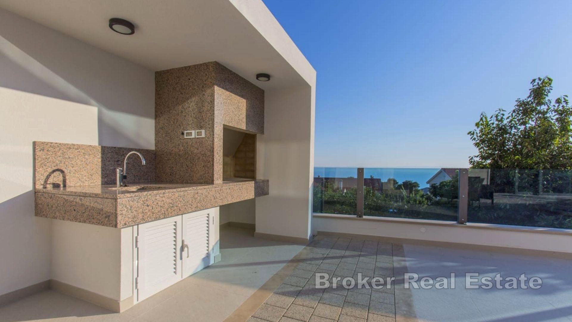 Atraktivní prázdninová vila s panoramatickým výhledem na pobřeží