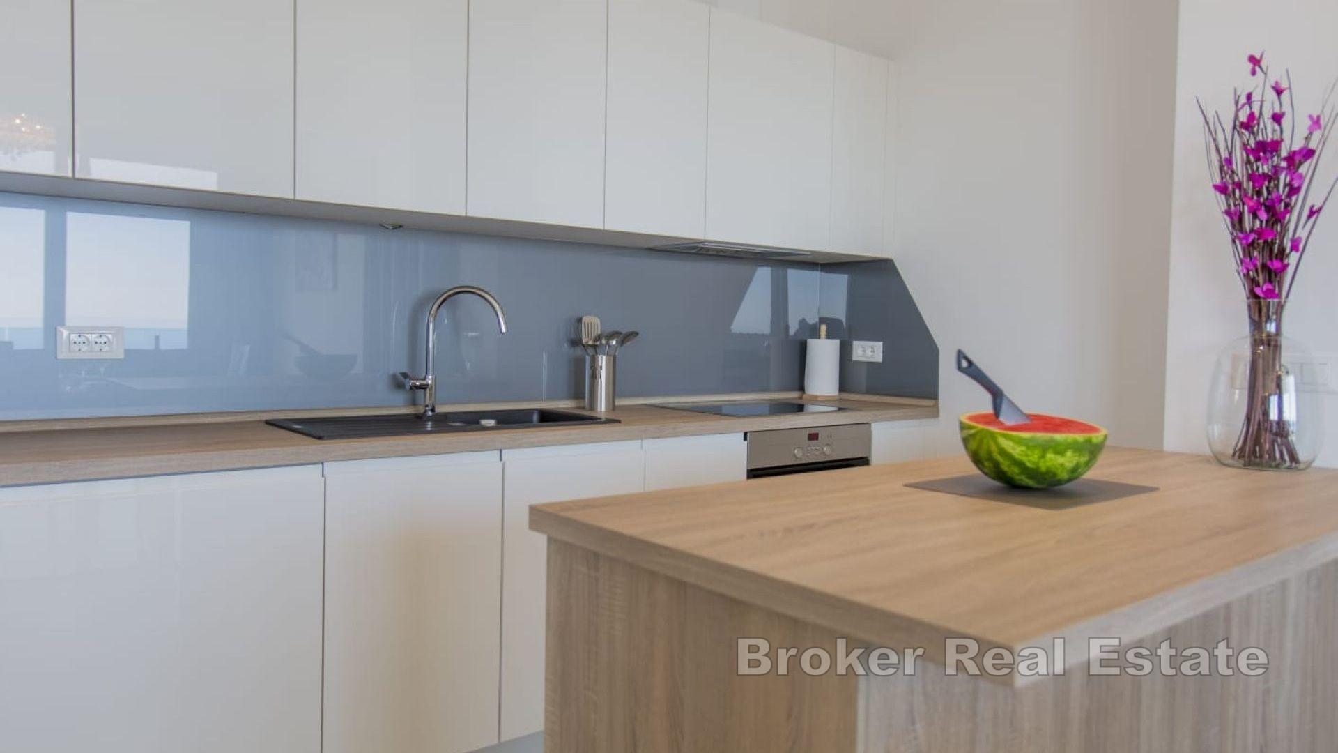 Atraktivní prázdninová vila s panoramatickým výhledem na pobřeží