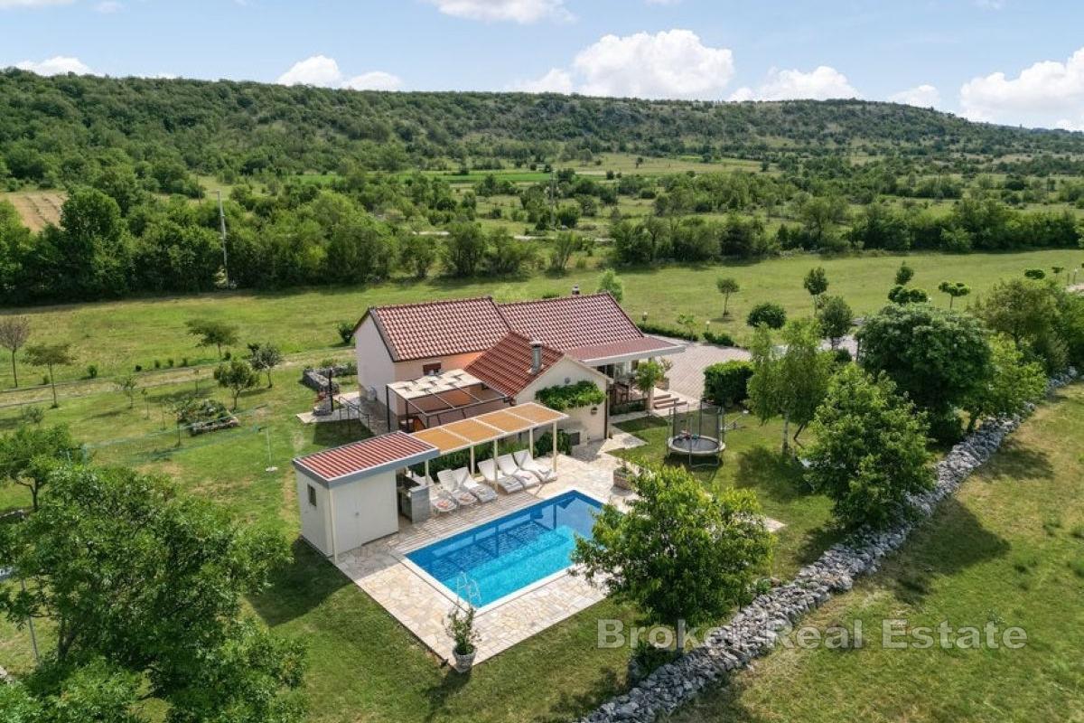 Obiteljska kuća za najam okružena zelenilom