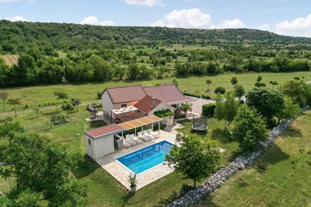 001-2048-41-Dalmatian-Hinterland-Family-house-surrounded-by-nature-for-rent