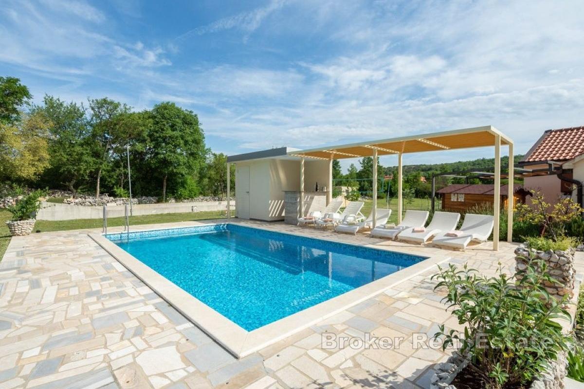 Obiteljska kuća za najam okružena zelenilom