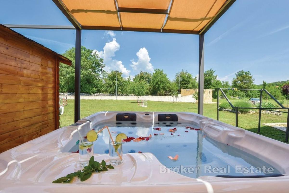 Obiteljska kuća za najam okružena zelenilom