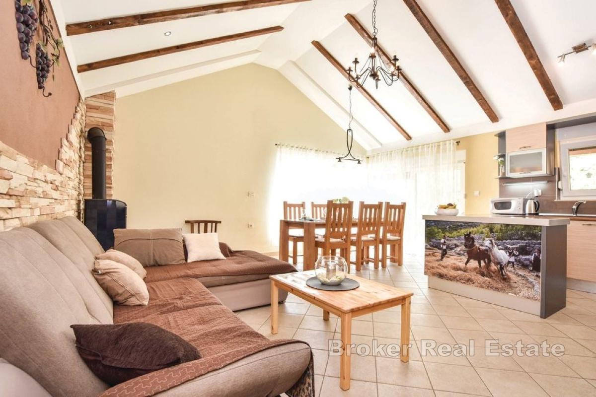 Семейный дом в аренду, окруженный зеленью