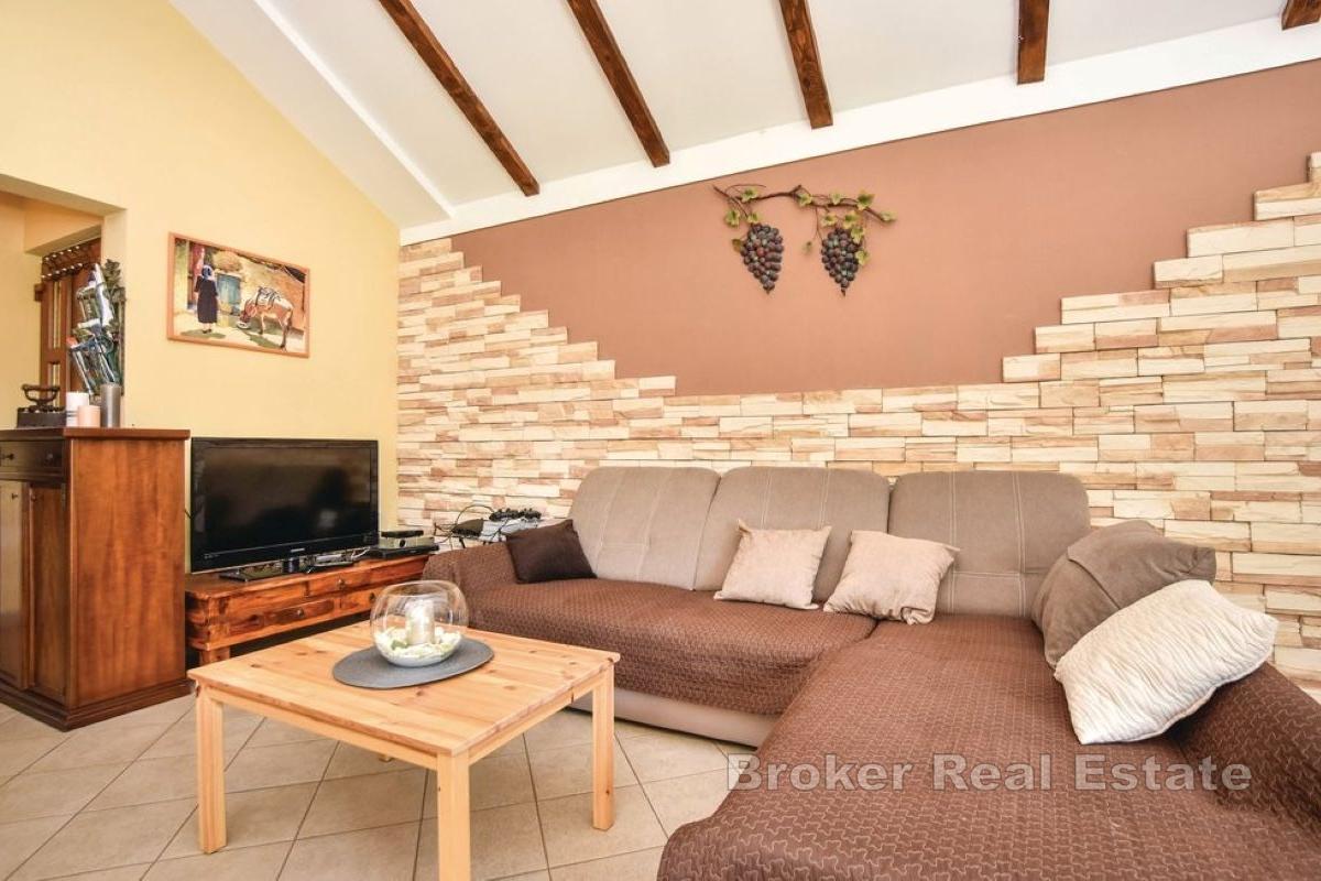 Obiteljska kuća za najam okružena zelenilom