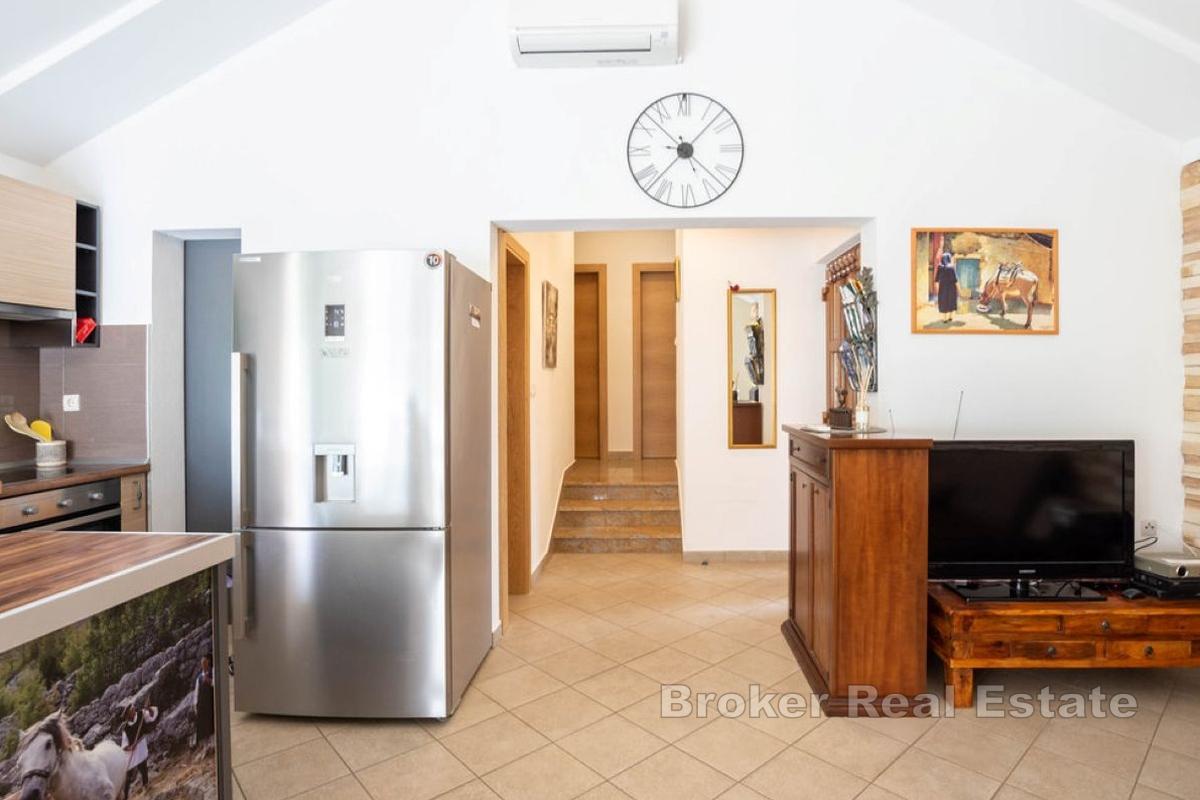 Obiteljska kuća za najam okružena zelenilom