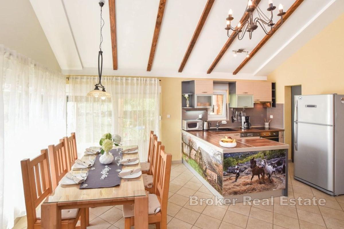 Obiteljska kuća za najam okružena zelenilom