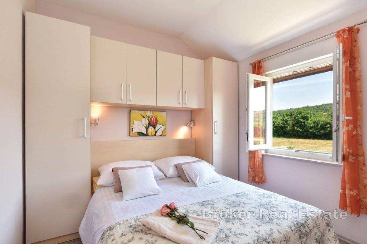 Obiteljska kuća za najam okružena zelenilom